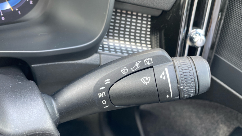 Volvo XC40 2.0 B4P Plus Dark 5dr Auto Petrol Estate